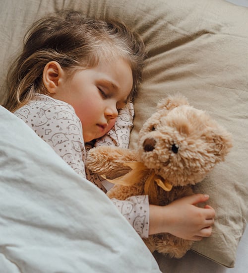 Maedchen-mit-Teddy-im-Schlaf